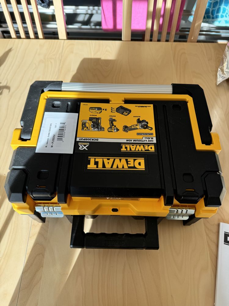 Młotowiertarka Dewalt DCH273 + 2 aku 5Ah + walizka Tstak