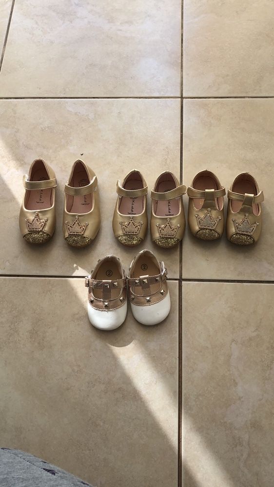 Красивые стильные модные золотые туфли для маленькой принцессы
