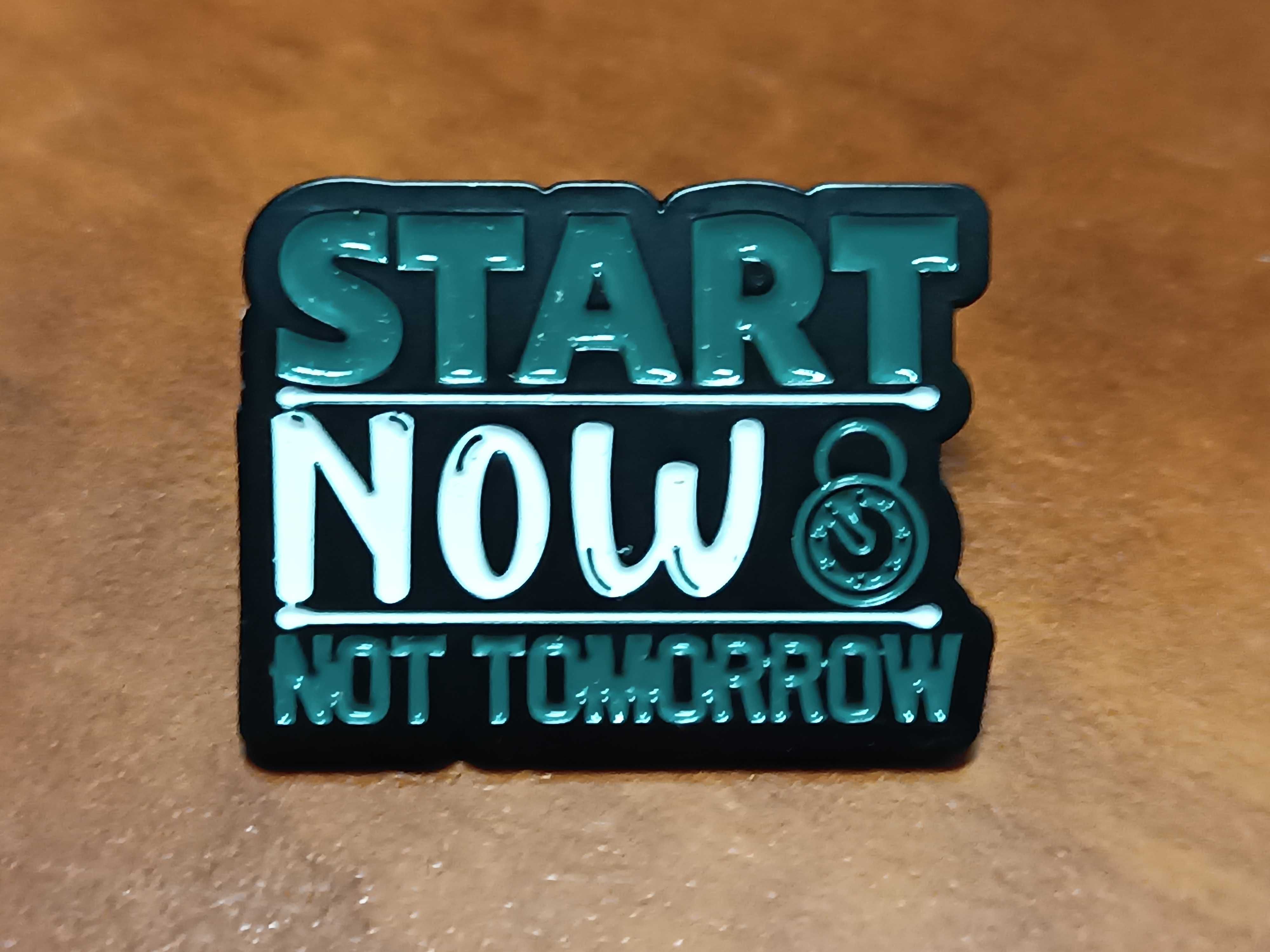 Przypinka, pin, do plecaka, na ubrania Start Now, not tomorrow