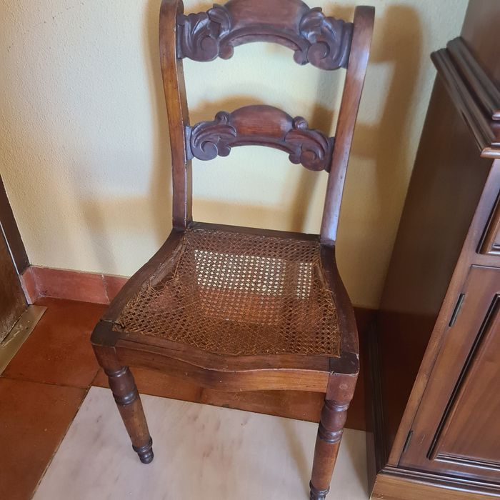 Cadeira com fundo de palhinha