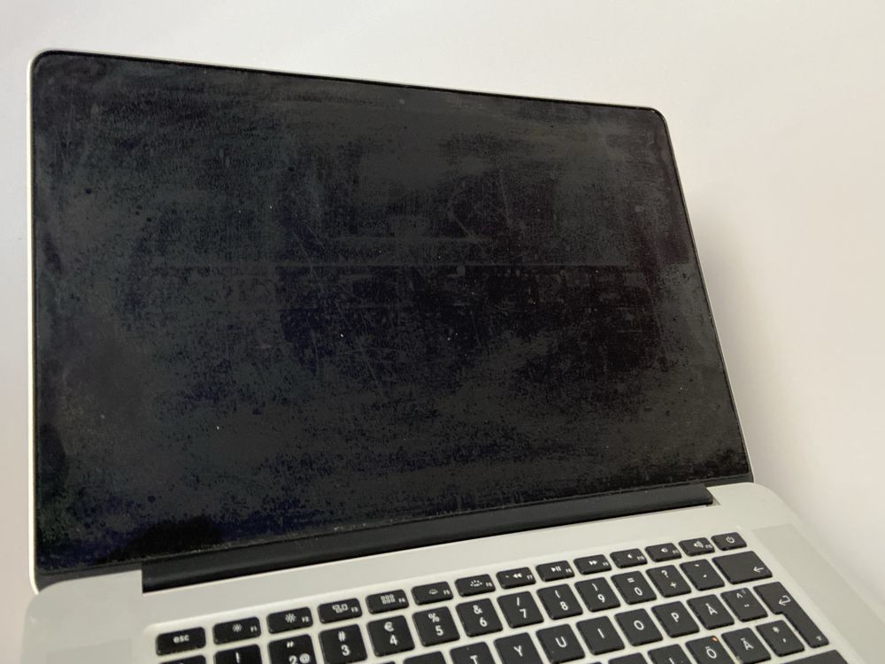 MacBook Pro 15” (Mid 2015) – Intel Core i7 / 16GB RAM / 251GB SSD