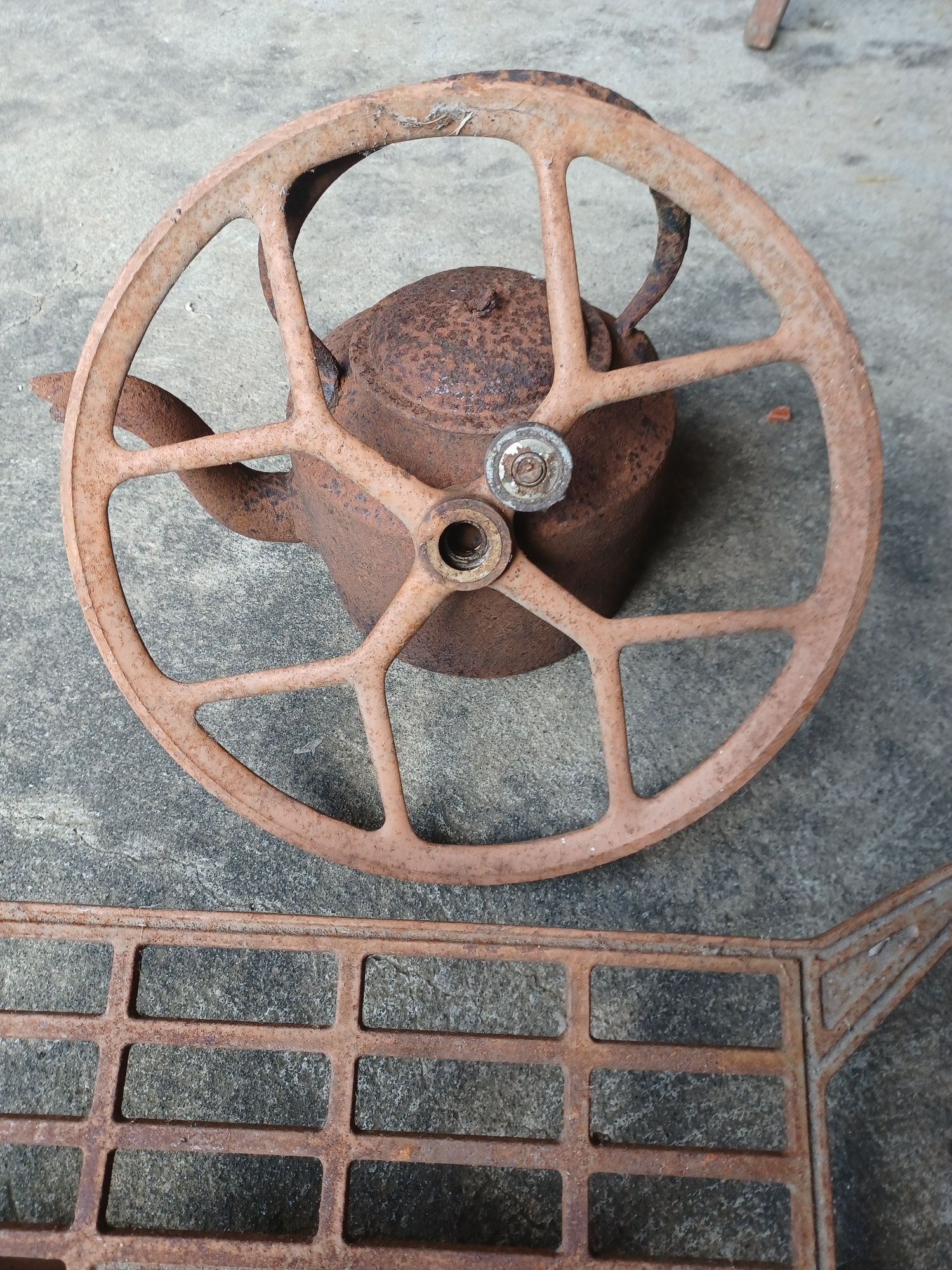 Pedal e roda de máquina de costura oliva