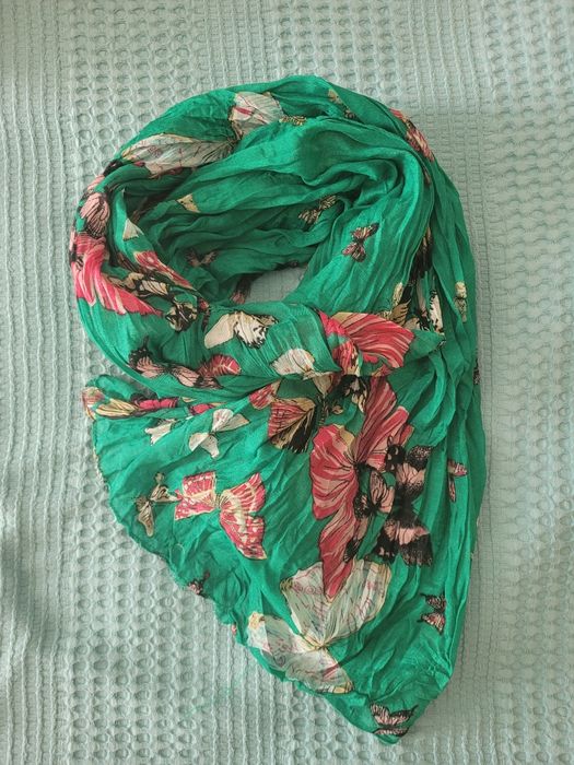 Szalik / Apaszka / Chusta zielona z kolorowymi motylami