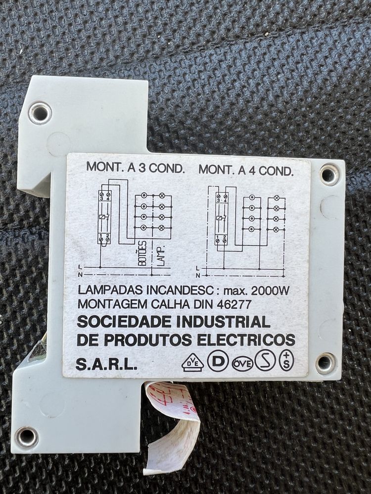 Lote material eléctrico, interruptores, fusíveis, lâmpadas.