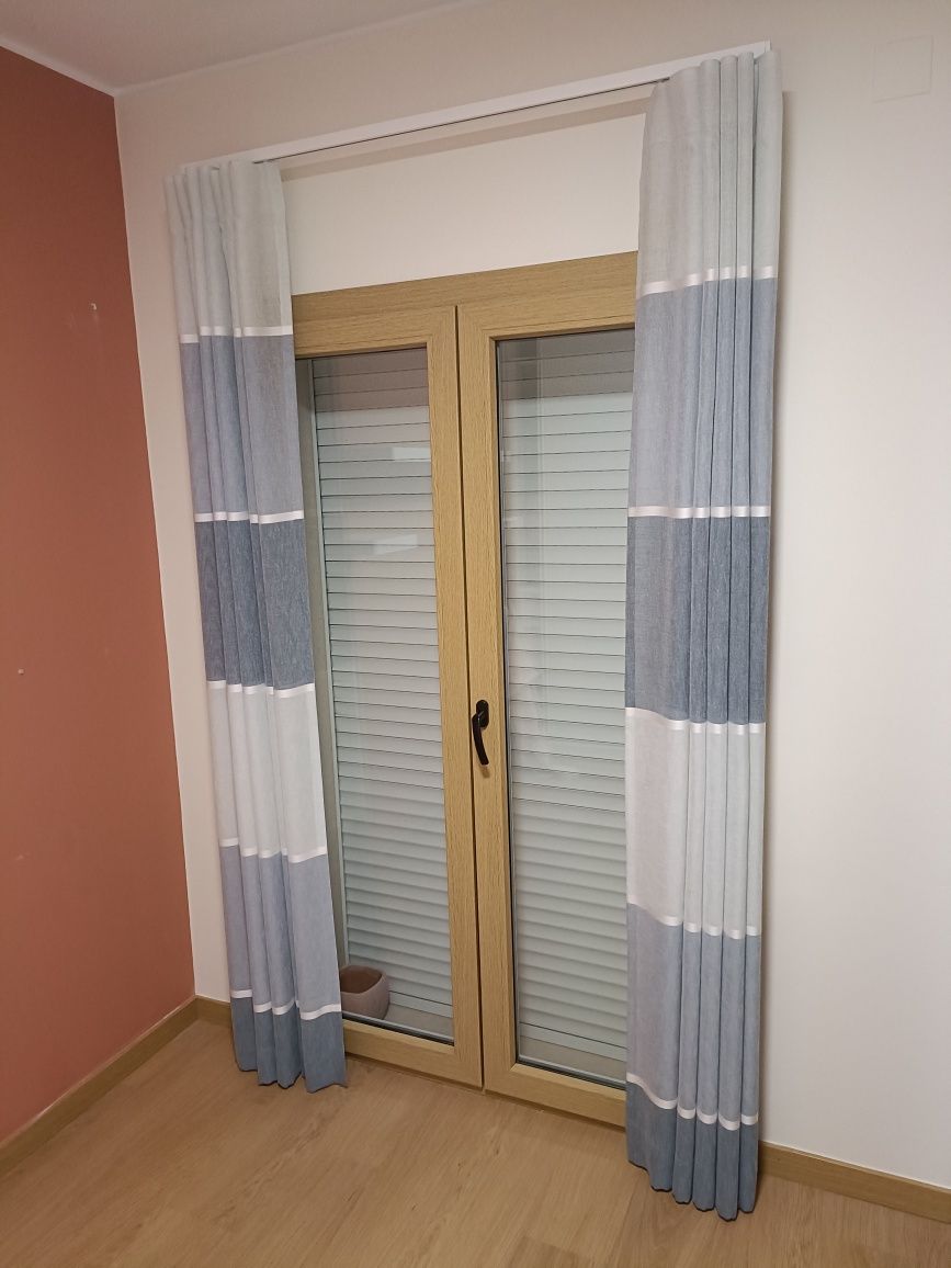 Cortinados - Com calhas que incluem mecanismo abertura / fecho fácil