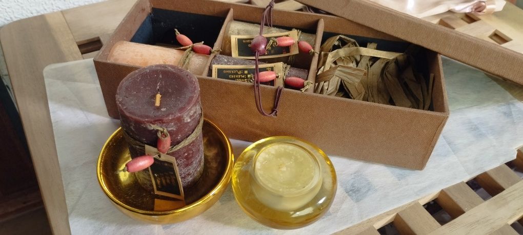 Vendo conjunto de velas artesanais de cheiro com suporte