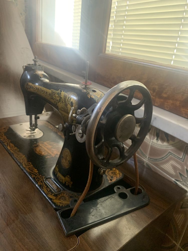 Maquina costura Singer antiga com móvel