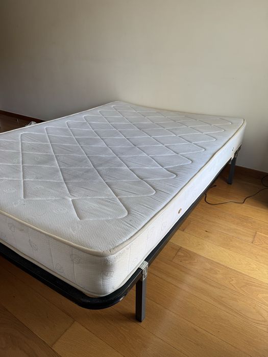 Cama casal usada por apenas 1 pessoa, com estrutura de ferro