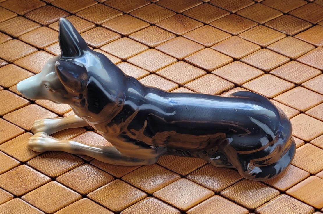 Owczarek niemiecki figurka z sygnaturą