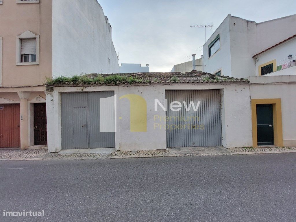 Armazém com Projeto Aprovado para Moradia no Centro de Alhandra.