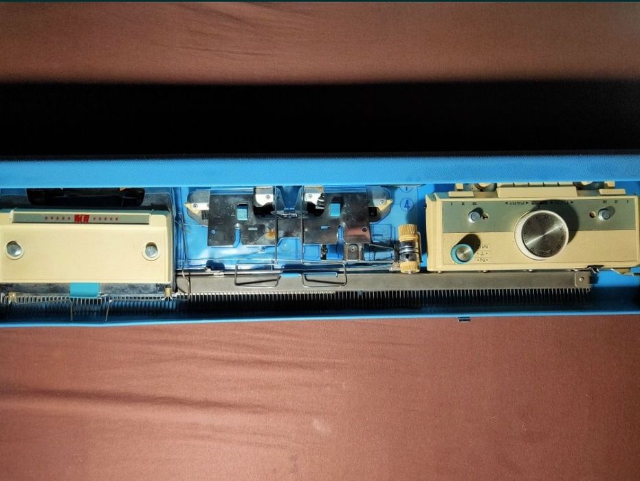 Старая вязальная машинка