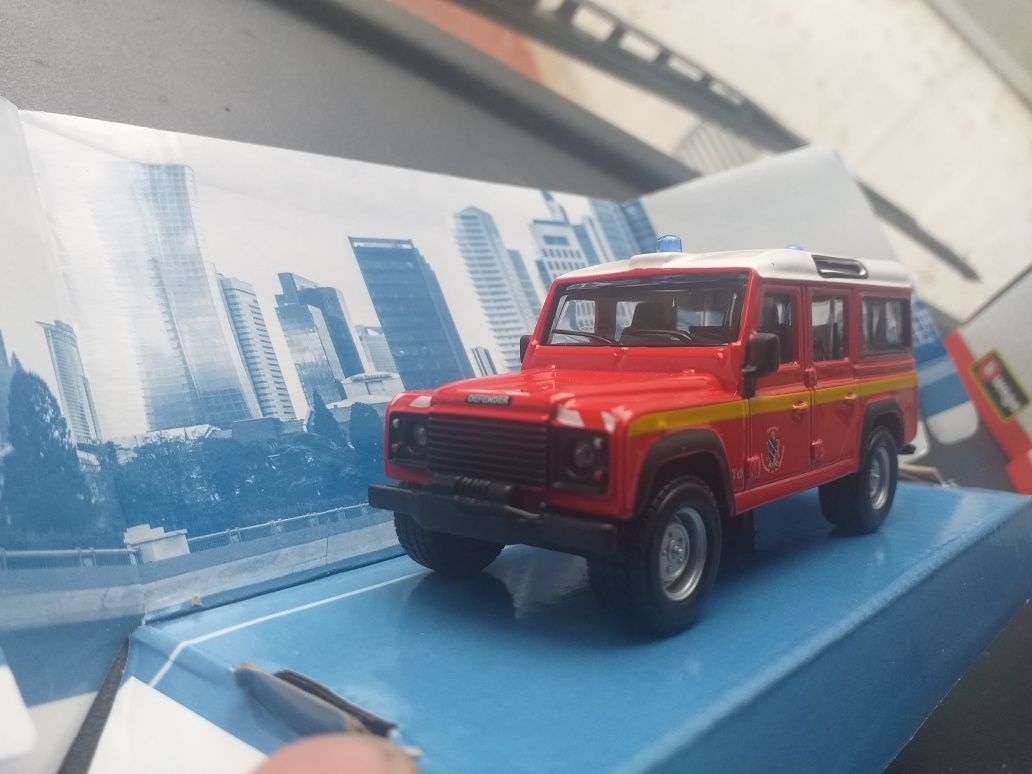 Miniaturas de carros bombeiros.