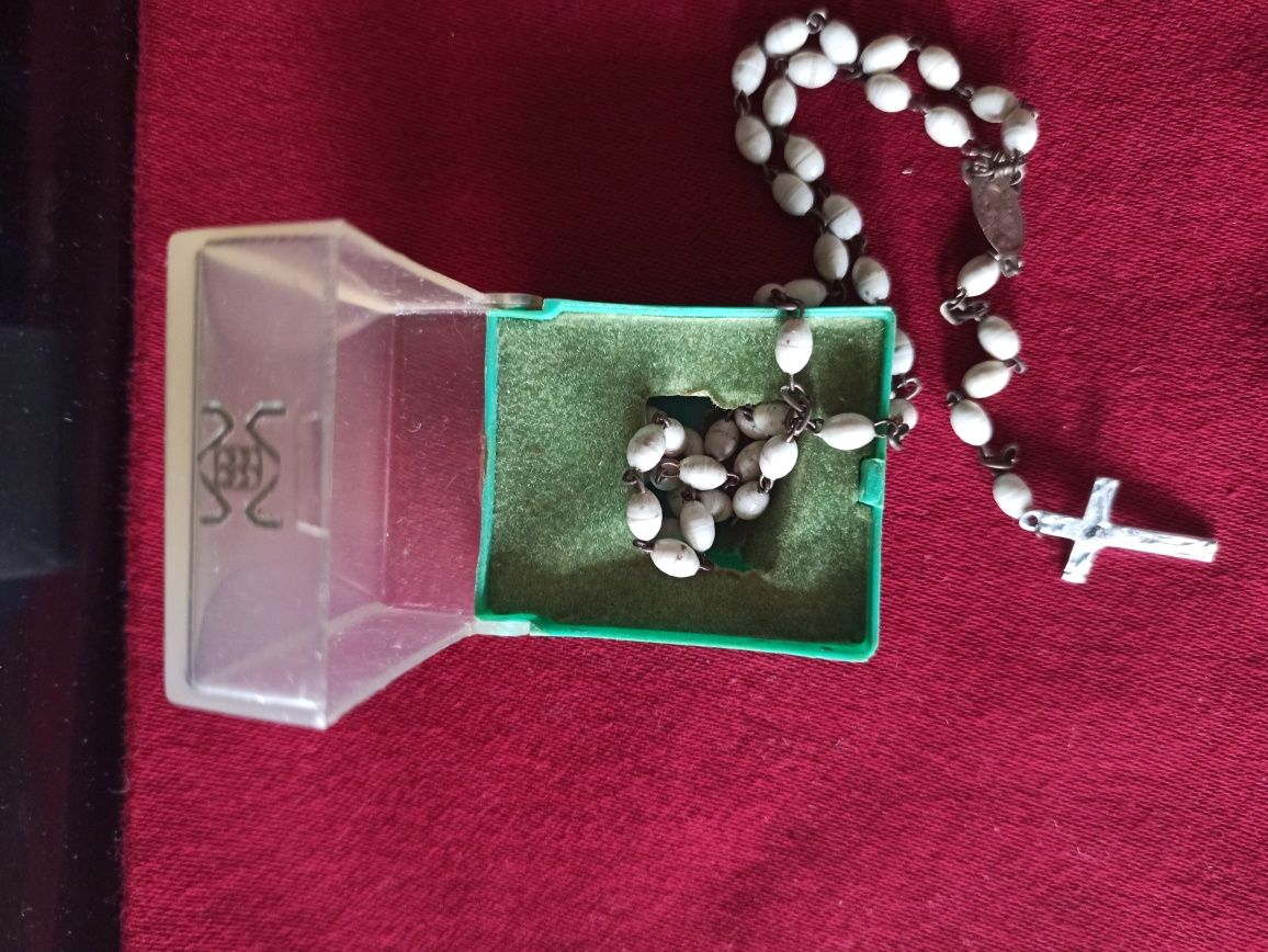 Biały różaniec w etui