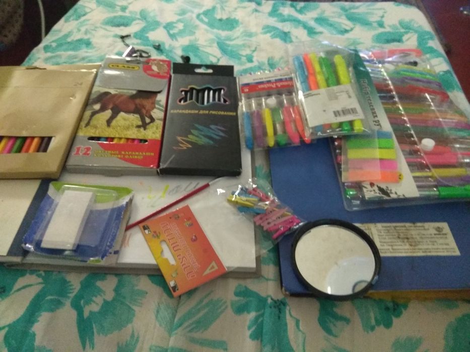 Продам карандаши для рисования и кисточку