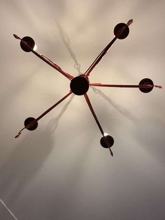 Candelabro de com 5 pontos de luz. Veludo vermelho. Vai com 3 lampadas
