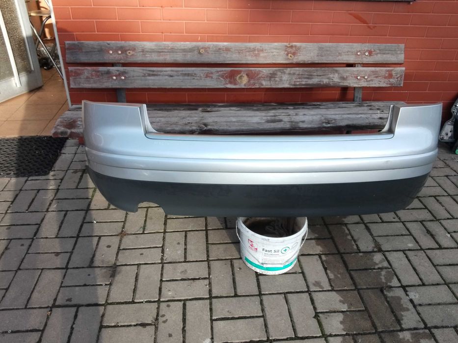 AUDI A4 B6 sedan zderzak tył pod kolor LA7W