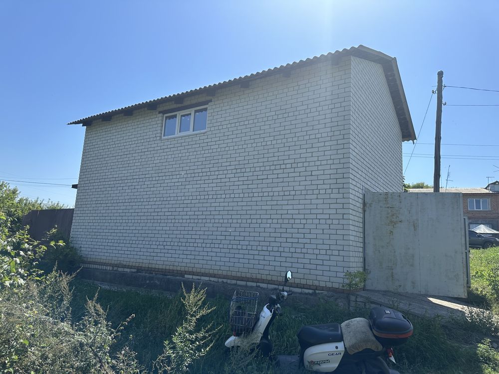 Продам двух этажный дом с участком 8 соток