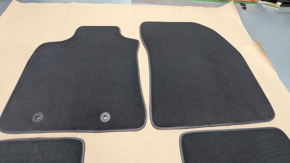 Tapetes Toyota  Avensis 2009 e anos seguintes