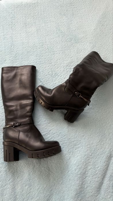 Чоботи жіночі дві пари 36 розмір