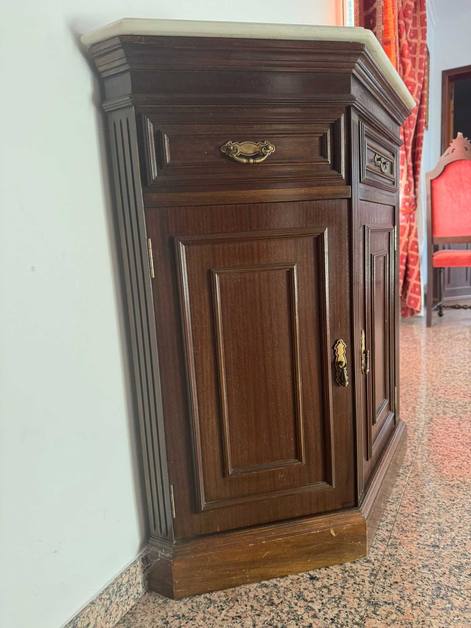 Conjunto de 1 espelho e 3 aparadores com a parte superior em mármore