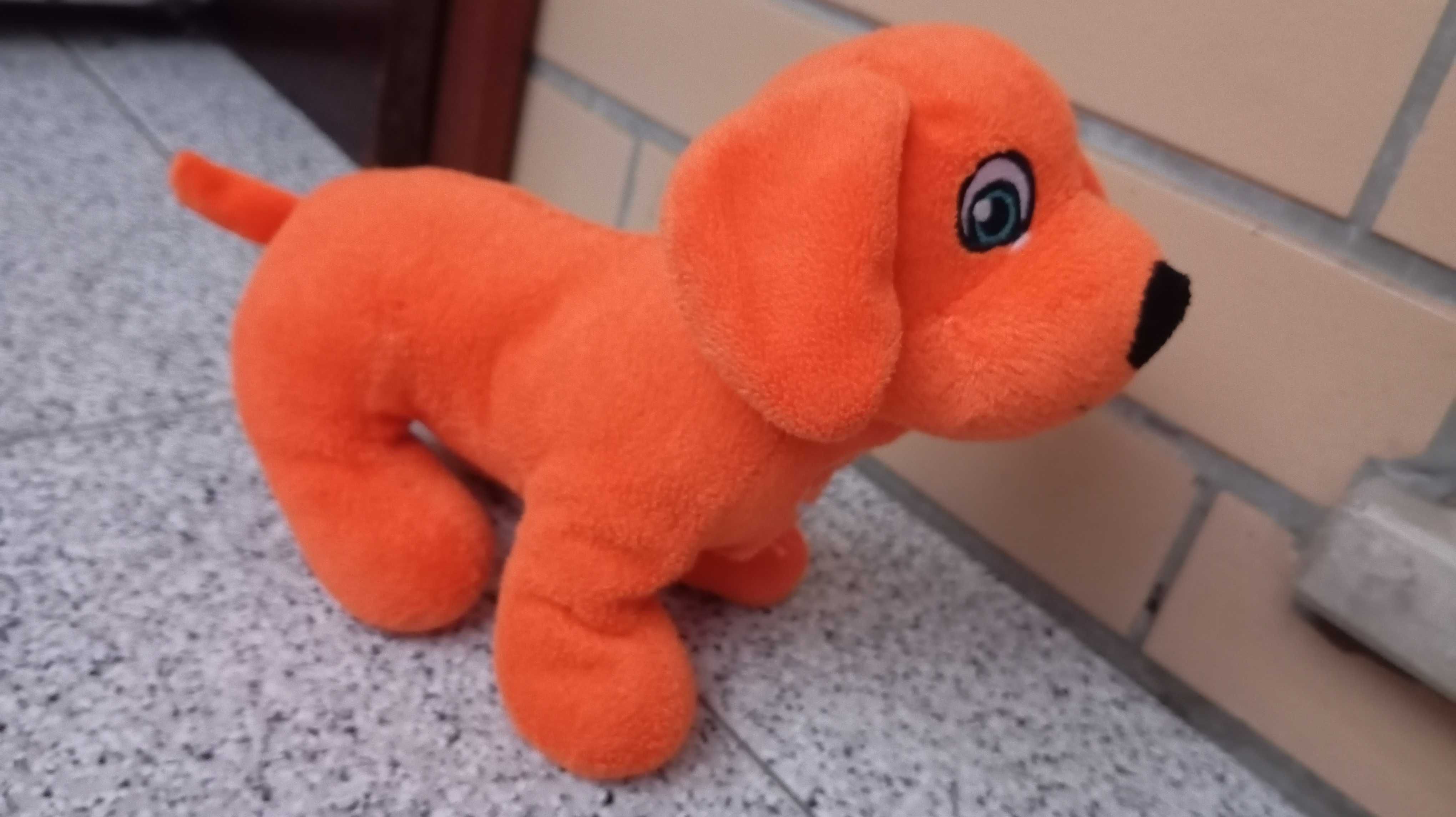 Cão peluche laranja