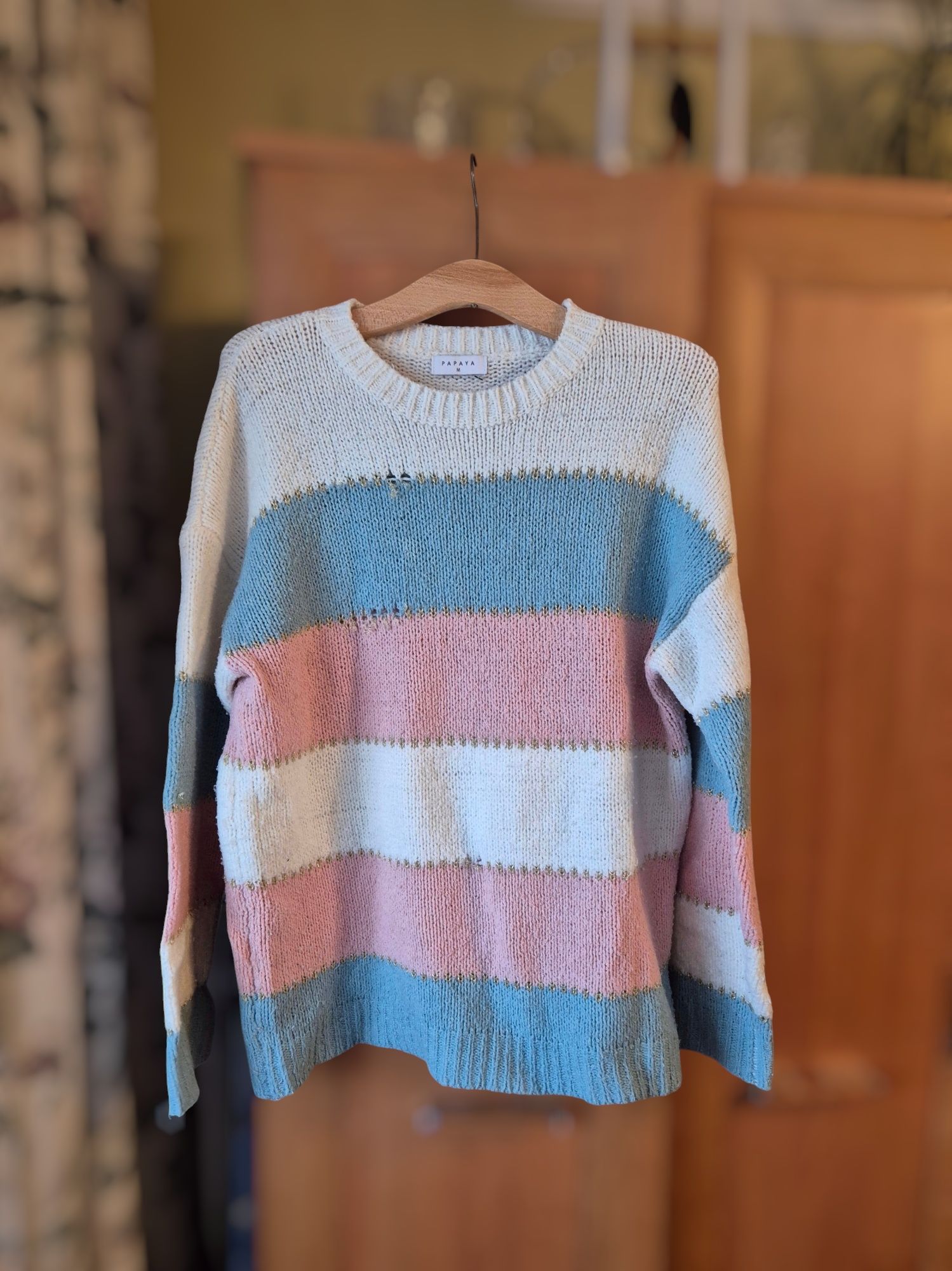 Sweter różowo niebiesko biały w paski