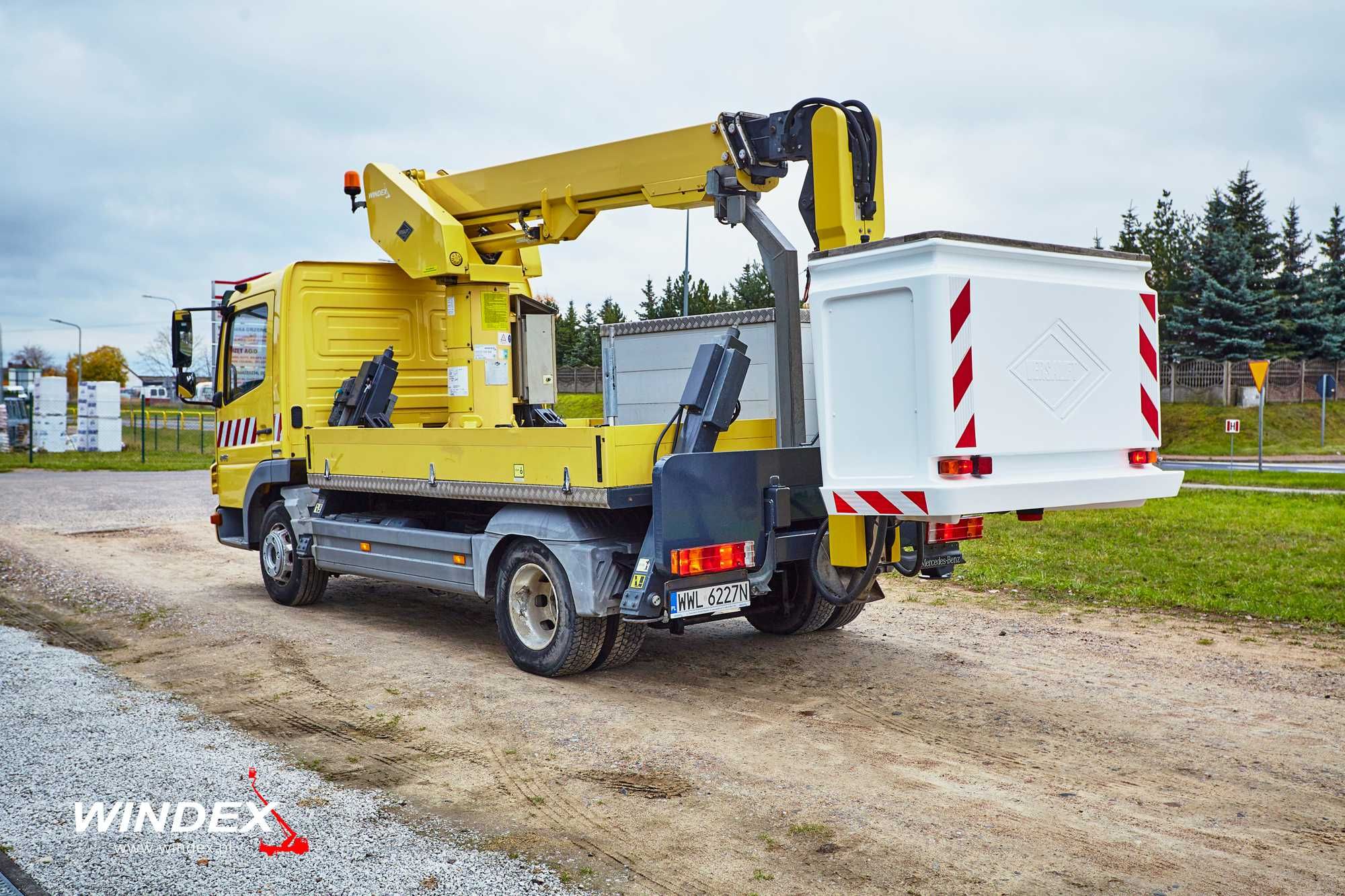 Podnośnik koszowy Versalift VT-51-NF z izolowanym koszem