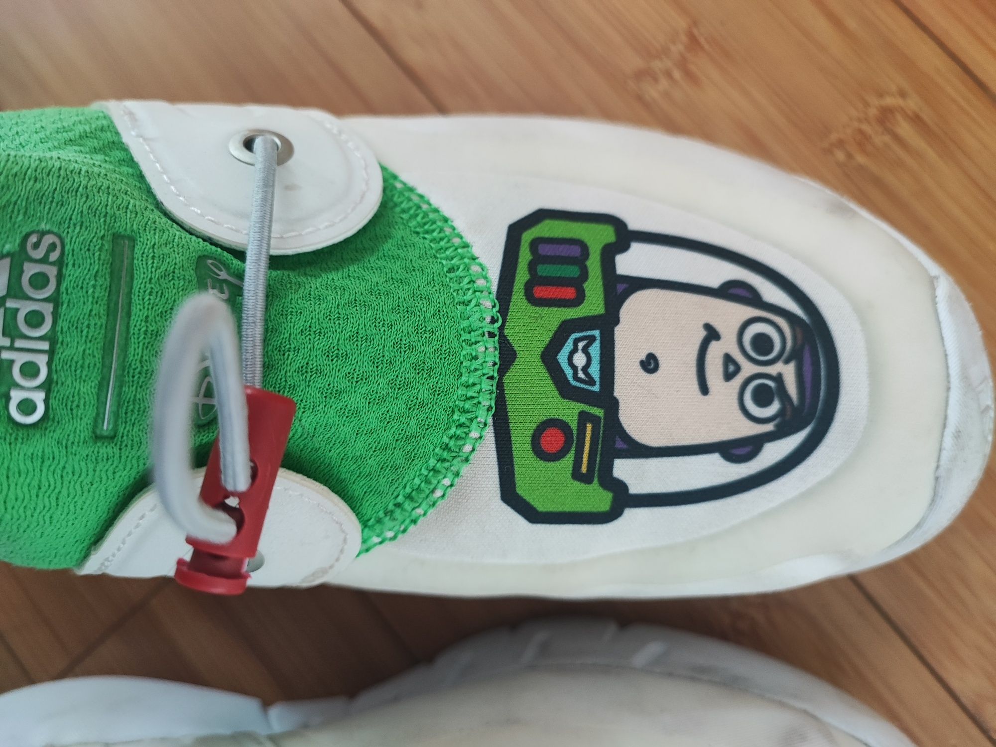 Buty Adidas BuzzAstral Disney r.33