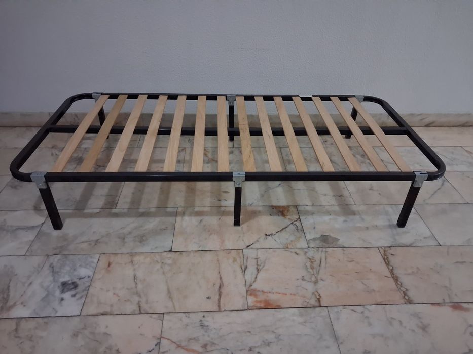 Estrado de cama individual com pés