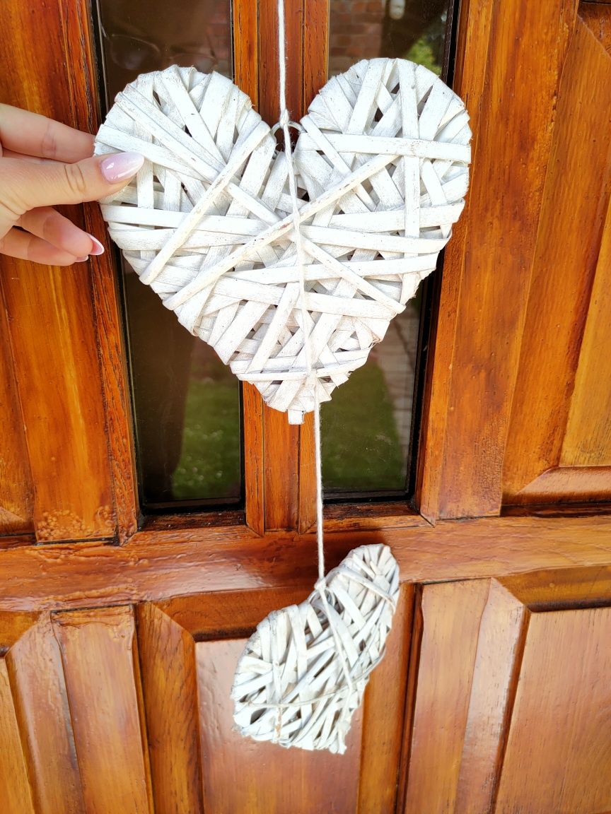 Drewniane białe serca na drzwi