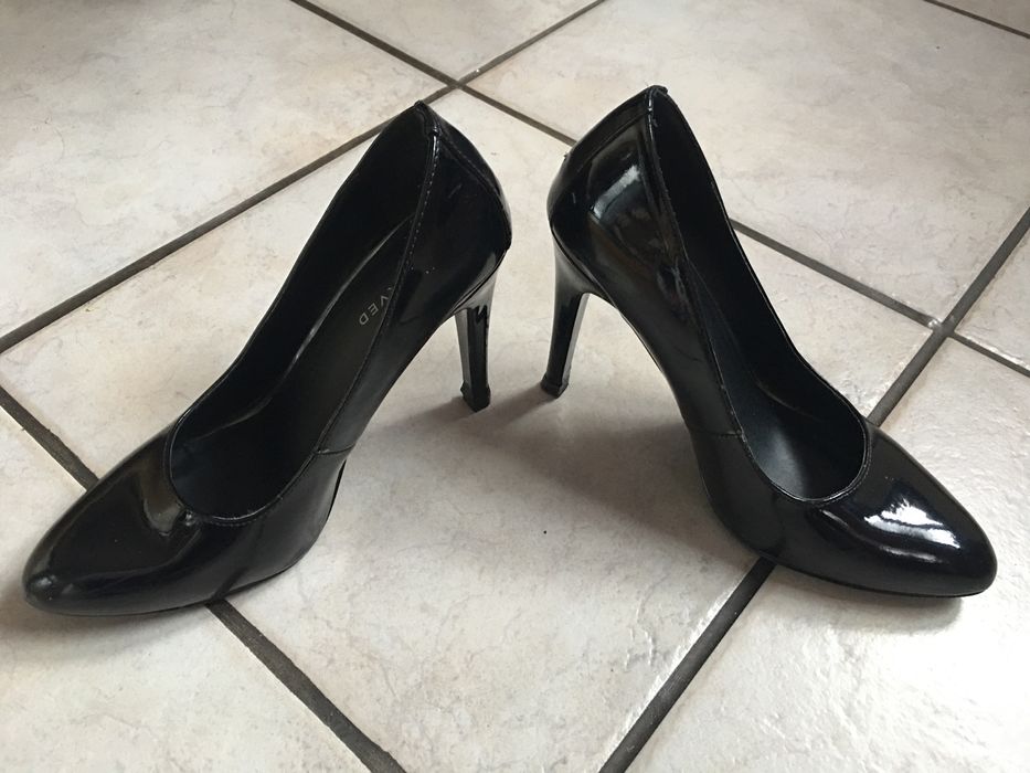 Lakierowane buty na obcasie Reserved roz37