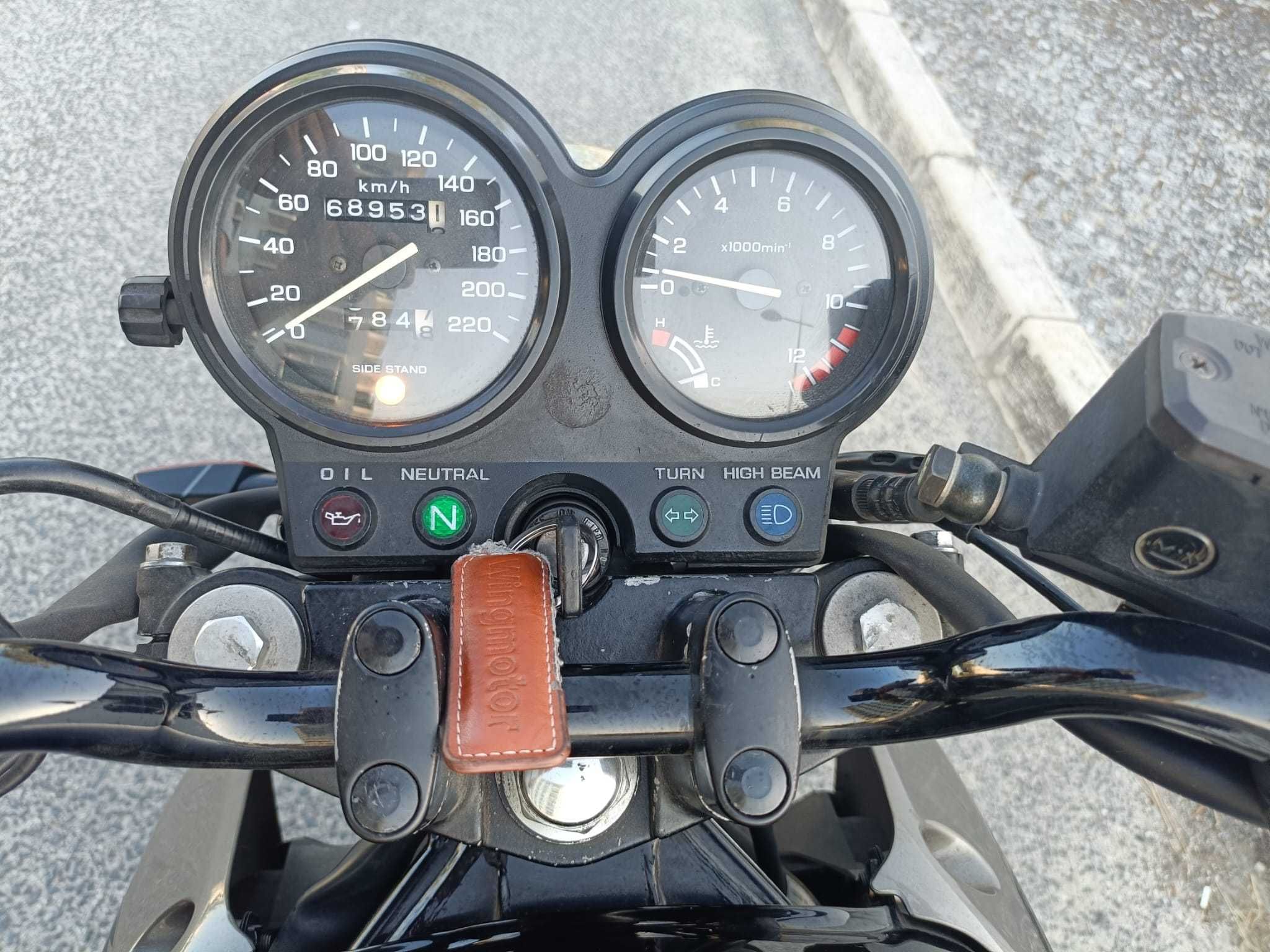 Honda CB500 de 1999 preta