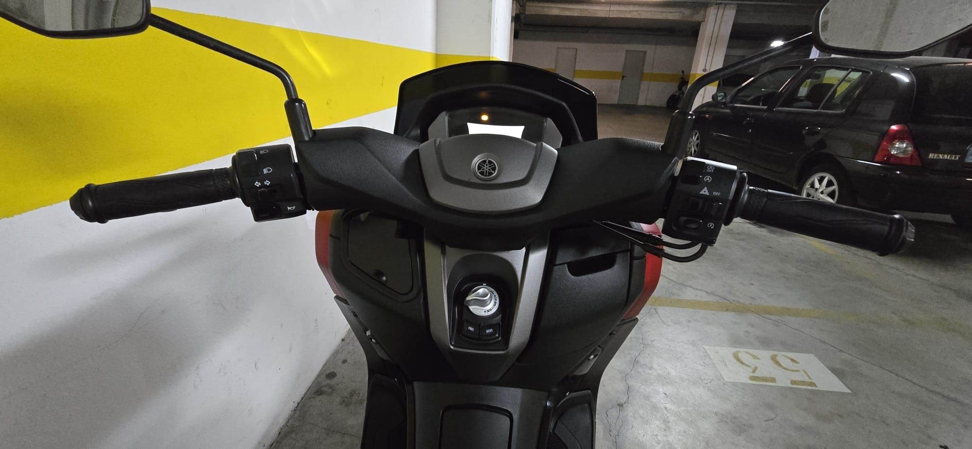 Yamaha NMAX 125 - Excelente estado, económica e confortável.