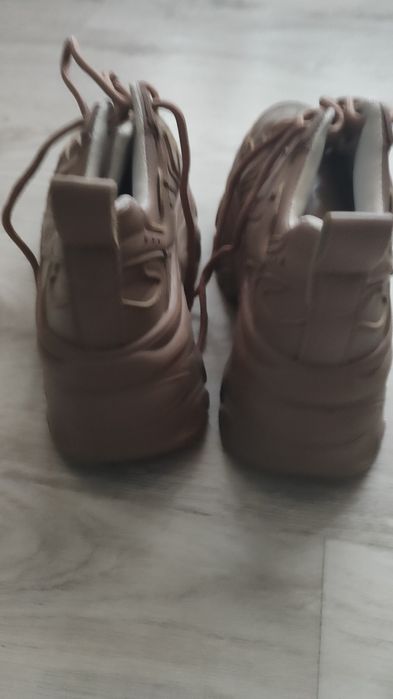 Зручні спортивні кросівки