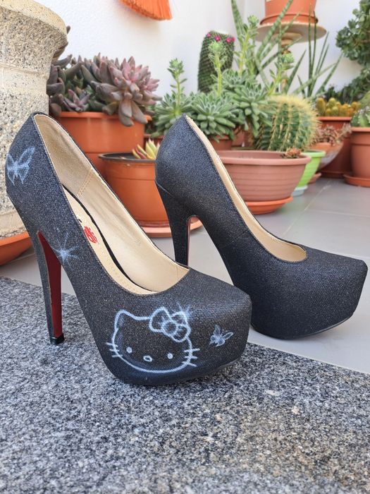 Sapatos pretos Hello Kitty
