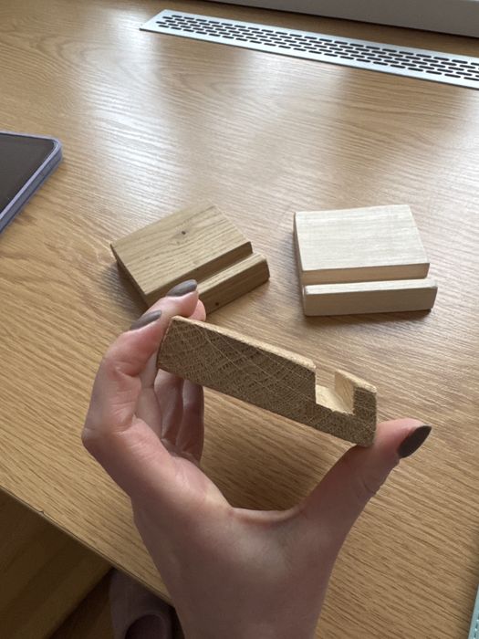 Підставка для телефону з дерева