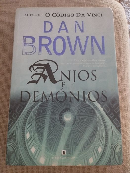 Livro Anjos e Demónios de Dan Brown