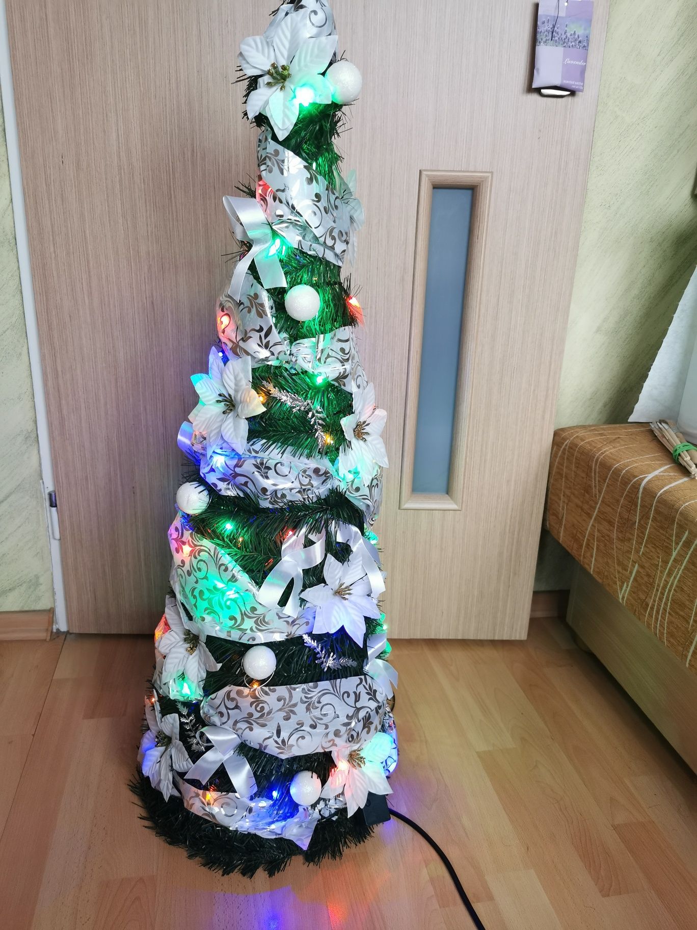 Choinka ubrana gotowa z lampkami led stroik
