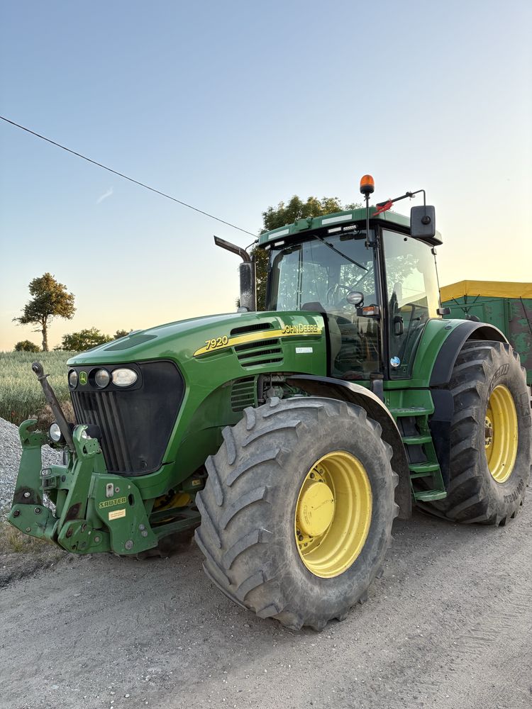 John Deere 7920.