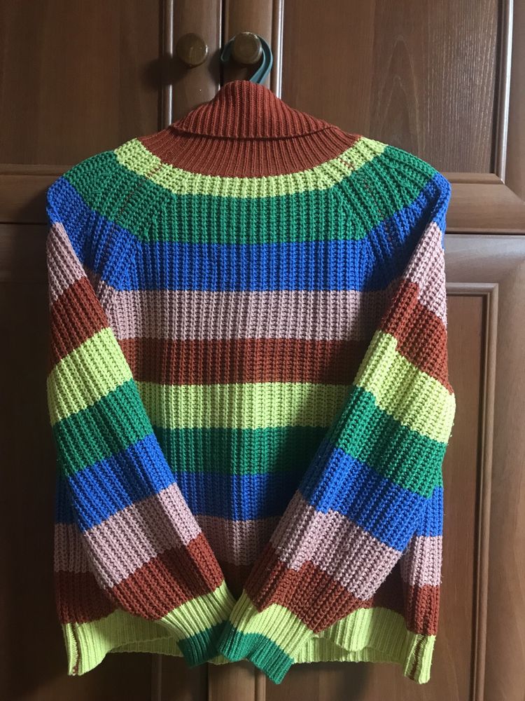 Радужный свитер