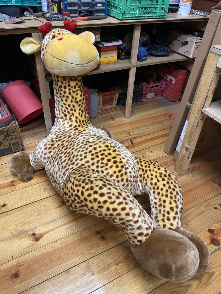 Girafa gigante de peluche