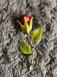 Piękna zielono czerwona broszka róża