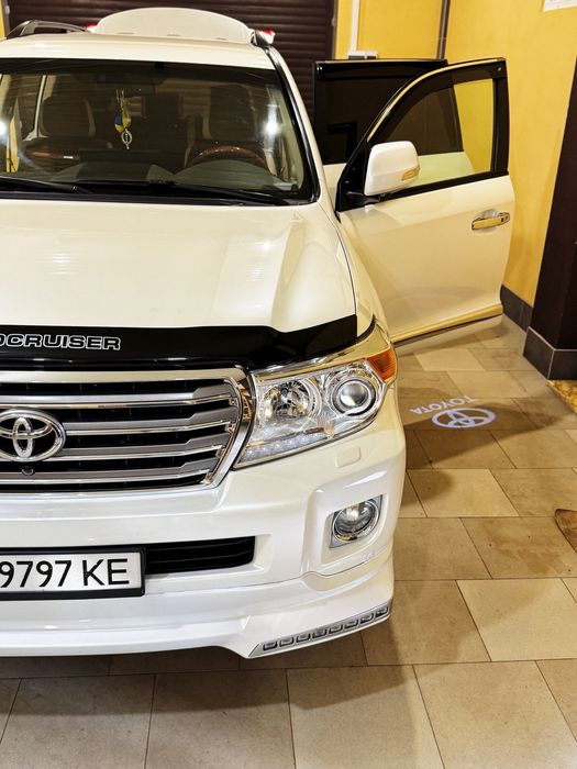 Toyota Land Cruiser 200 • 2013 • 4.5 V8 Diesel • 70th Anniversary