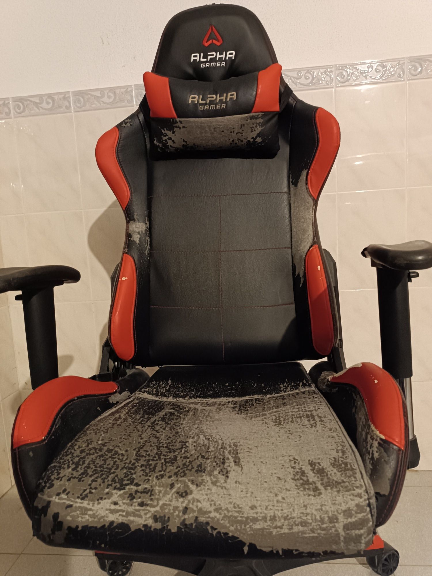 Cadeira Gaming Alpha Gamer completamente funcional com almofada