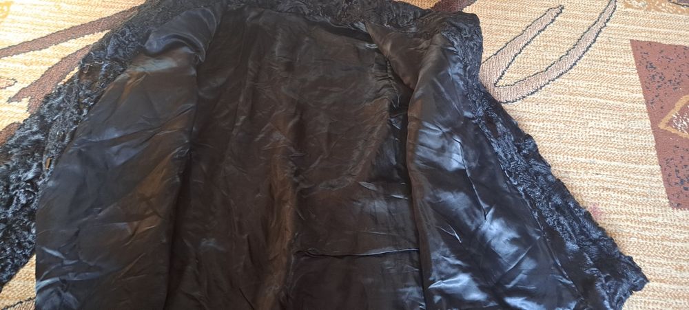 Krótkie naturalne czarne futro z karakuł