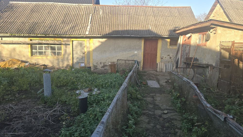 Продаж будинку з фасадною ділянкою в місті !