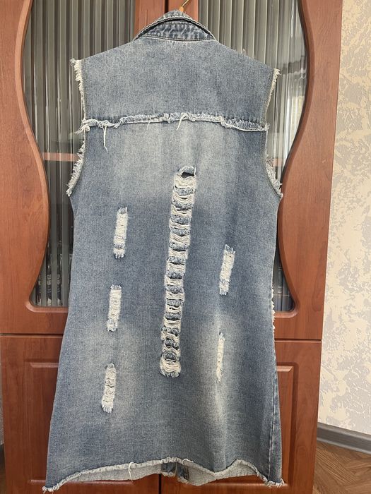 Жилетка жіноча, джинсова, подовжена.