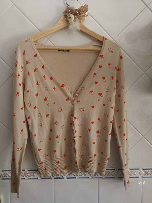 Casaco beje de malha com corações