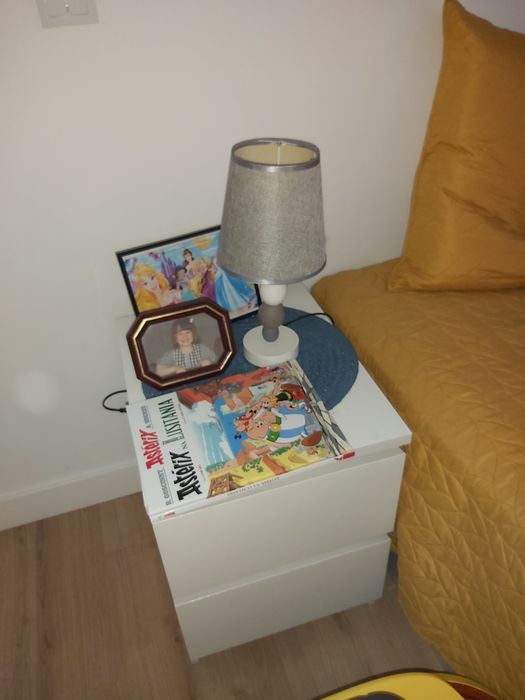 Mesa cabeceira branca