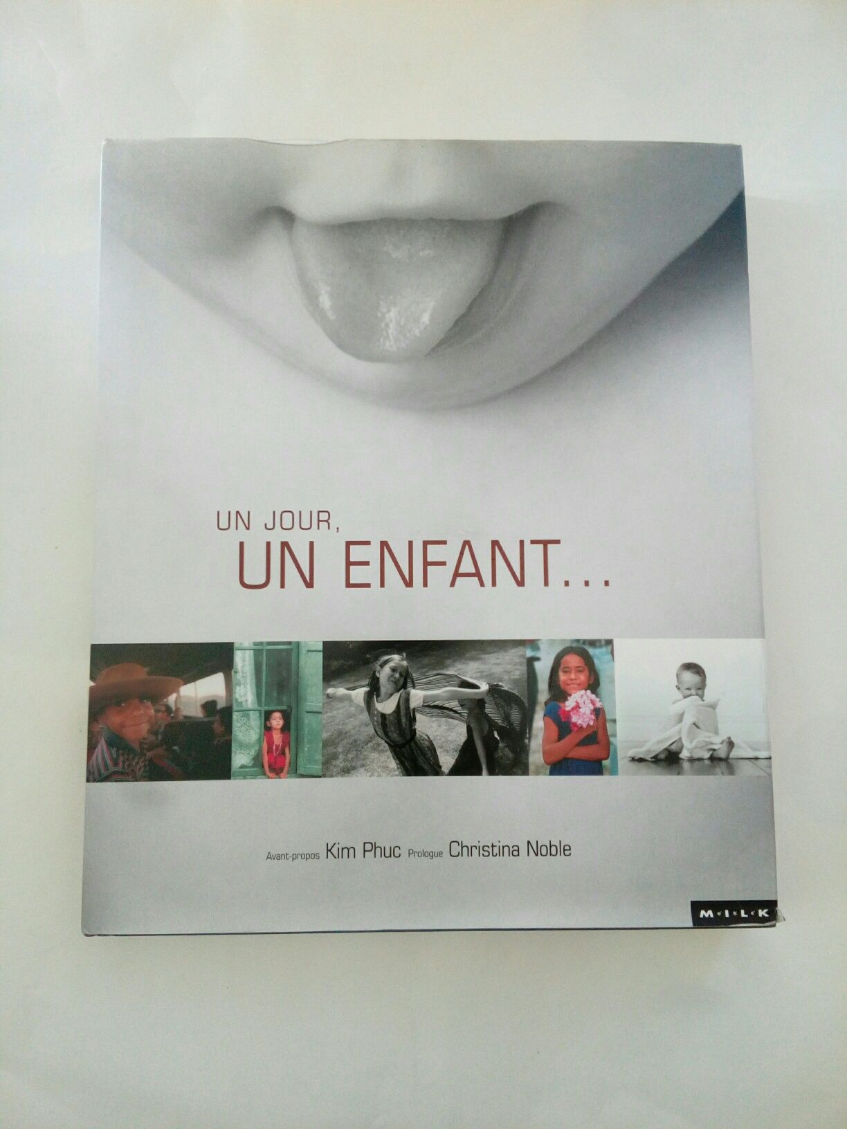 Livro de fotografias, 'Un Jour, Un Enfant...' em francês.